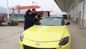  2025年甘肅首輛進口汽車成功抵達(dá)蘭州陸港整車進口口岸